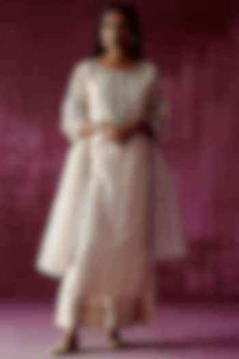 Off-White Chanderi Embroidered Kurta Set by POULI at Pernia's Pop Up Shop