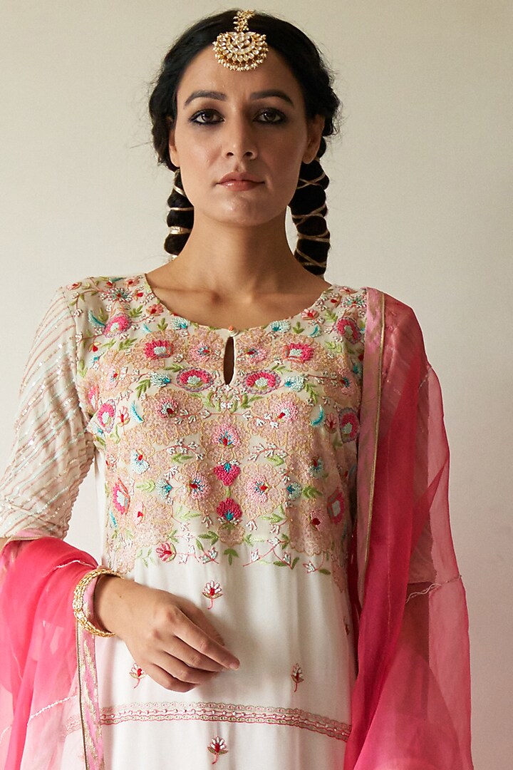 White Thread Hand Embroidered Kurta Set by Kanika sharma at Pernia's Pop Up Shop