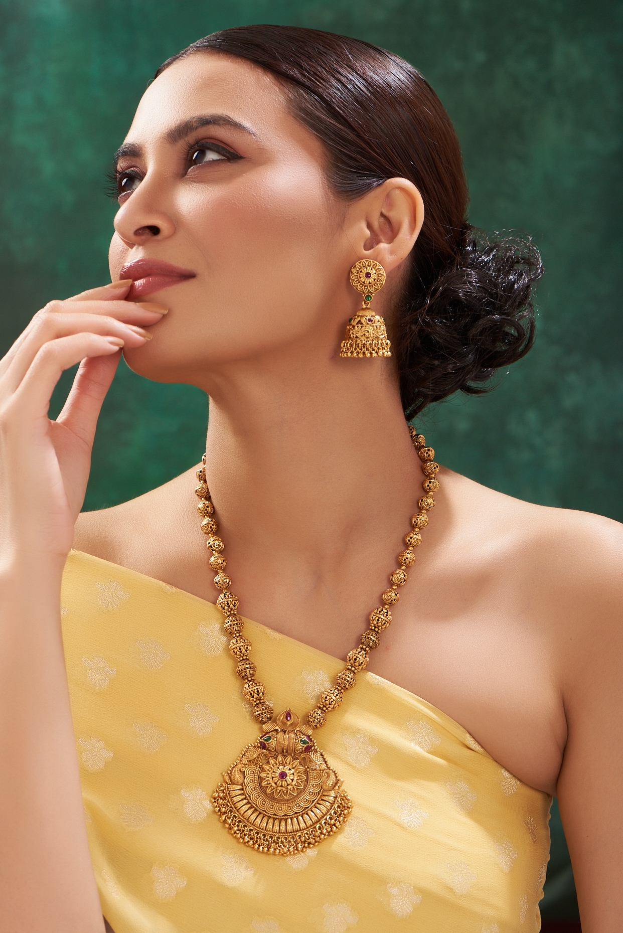 Massive Jewelry on Female Body in Indian Dress Stock Photo - Image of  female, ethnic: 164274094