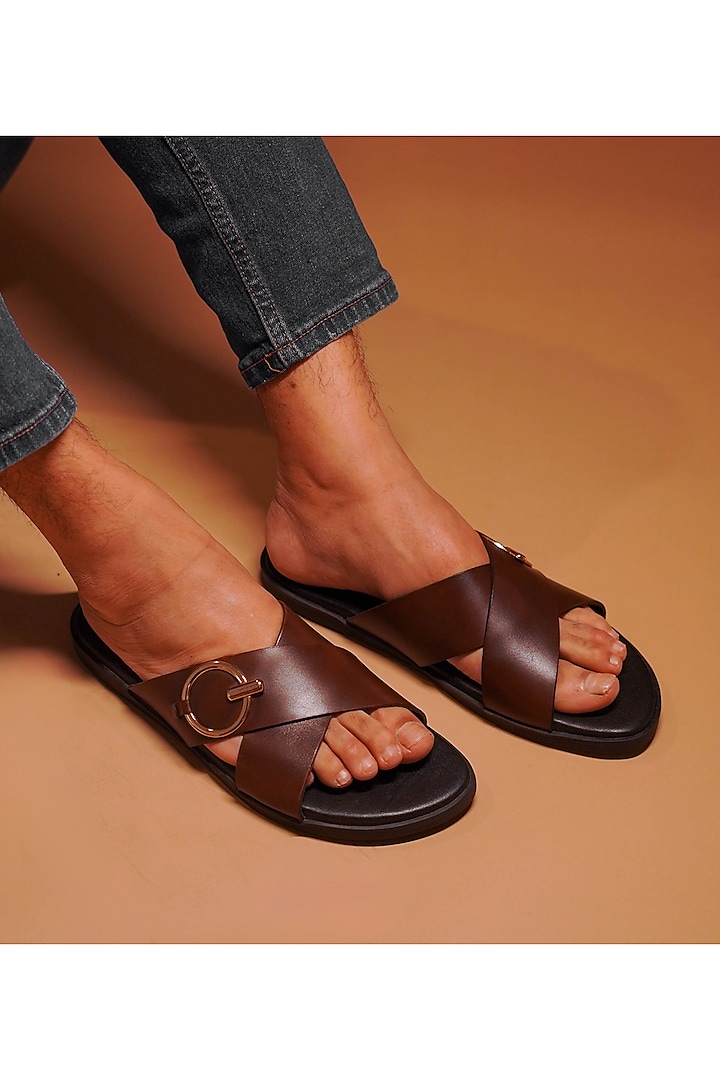 Black & Brown Leather Sandals With Crossed Straps by Dmodot