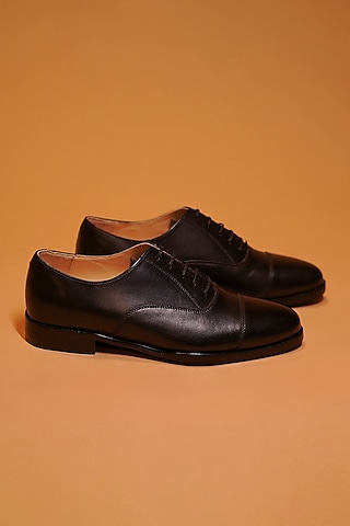 Black Leather Cap-Toe Oxford Shoes by Dmodot