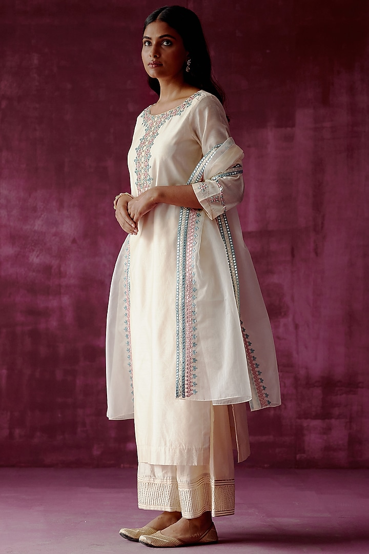 Off-White Chanderi Embroidered Kurta Set by POULI at Pernia's Pop Up Shop