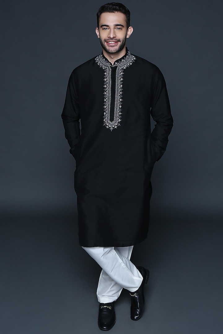 Black Embroidered Kurta Set by Sanjev Marwaaha Men at Pernia's Pop Up Shop