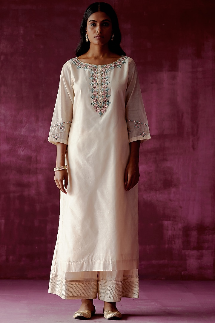 Off-White Chanderi Embroidered Kurta Set by POULI at Pernia's Pop Up Shop