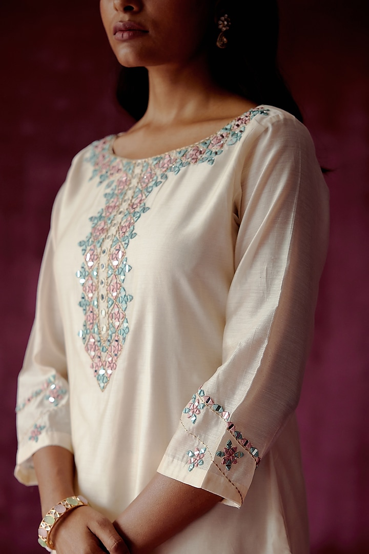 Off-White Chanderi Embroidered Kurta Set by POULI at Pernia's Pop Up Shop