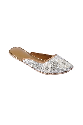 Silver Juttis With Floral Thread Work by 5 Elements