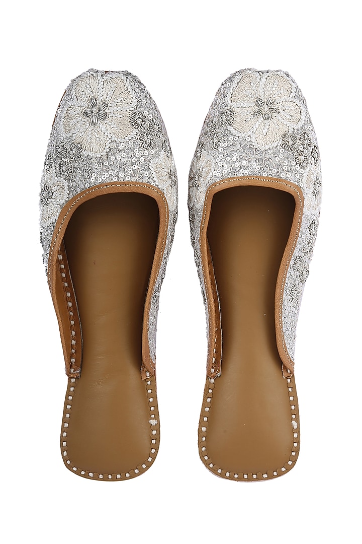 Silver Juttis With Floral Thread Work by 5 Elements at Pernia's Pop Up Shop
