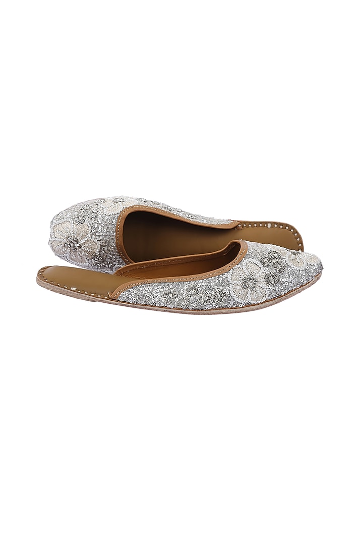 Silver Juttis With Floral Thread Work by 5 Elements at Pernia's Pop Up Shop