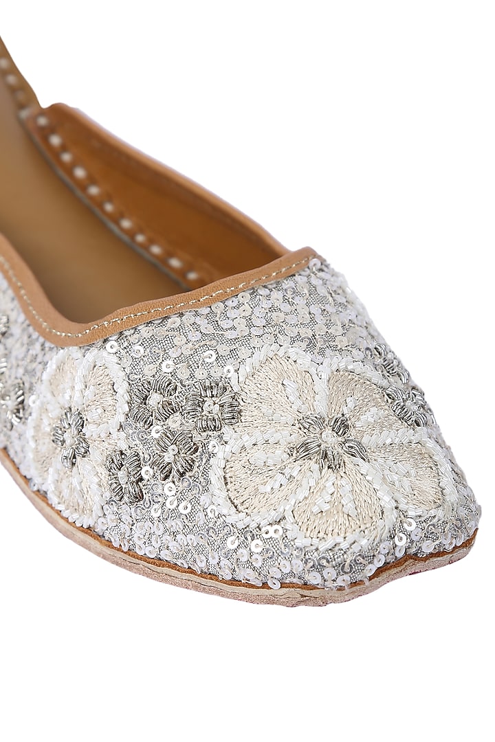 Silver Juttis With Floral Thread Work by 5 Elements at Pernia's Pop Up Shop