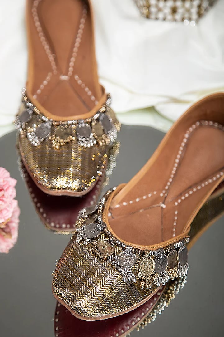 Gold Brocade Juttis by 5 Elements