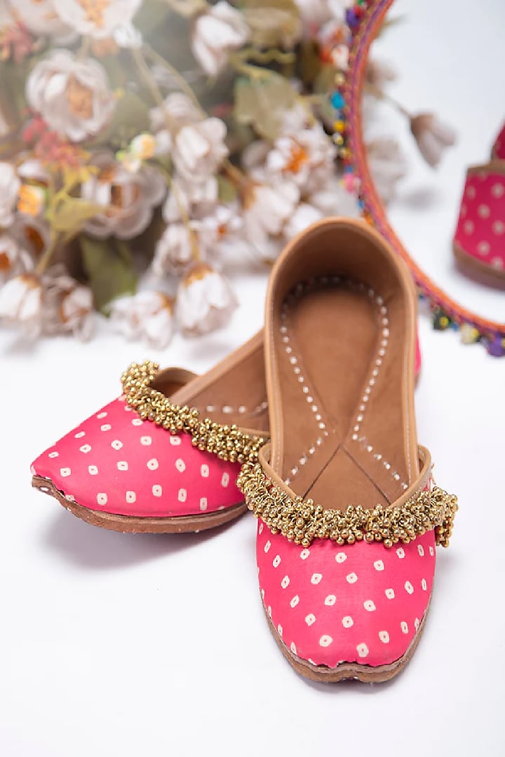 Fuchsia Ghunghroo Embellished Juttis by 5 Elements