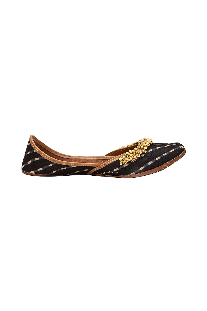 Black Ghungroo Embellished Juttis by 5 Elements