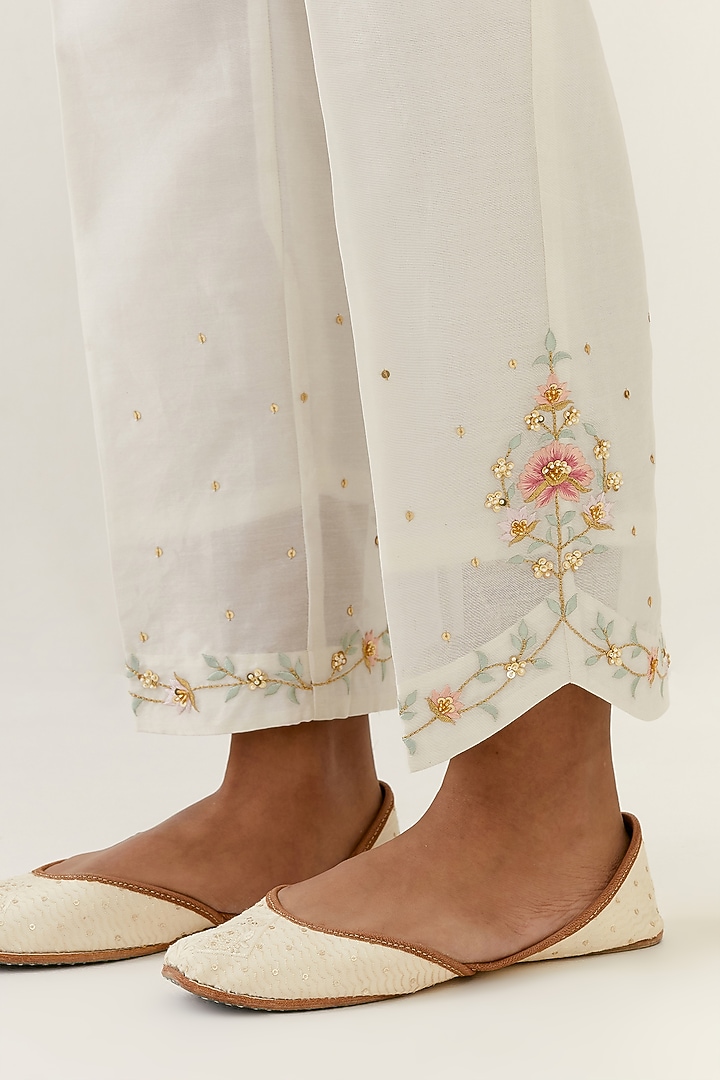 Off-White Silk Chanderi Hand Embroidered Gathered Kurta Set by Anantaa By Roohi Trehan at Pernia's Pop Up Shop