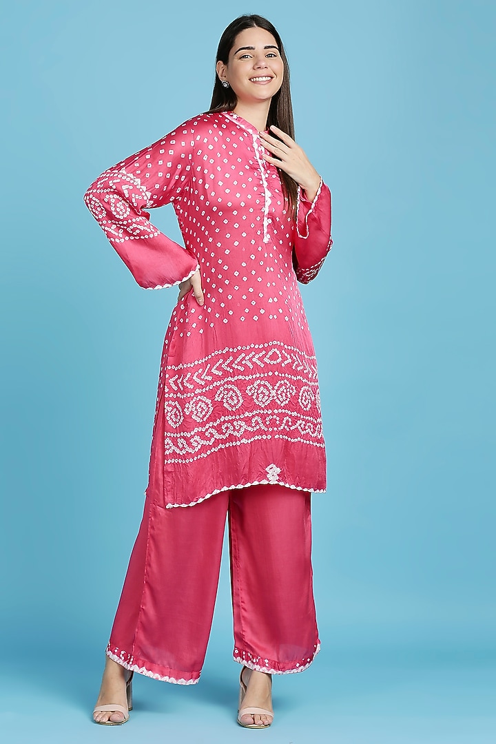 Pink Bandhani Kurta set by ILAPTI at Pernia's Pop Up Shop