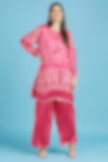 Pink Bandhani Kurta Set In Silk by ILAPTI at Pernia's Pop Up Shop