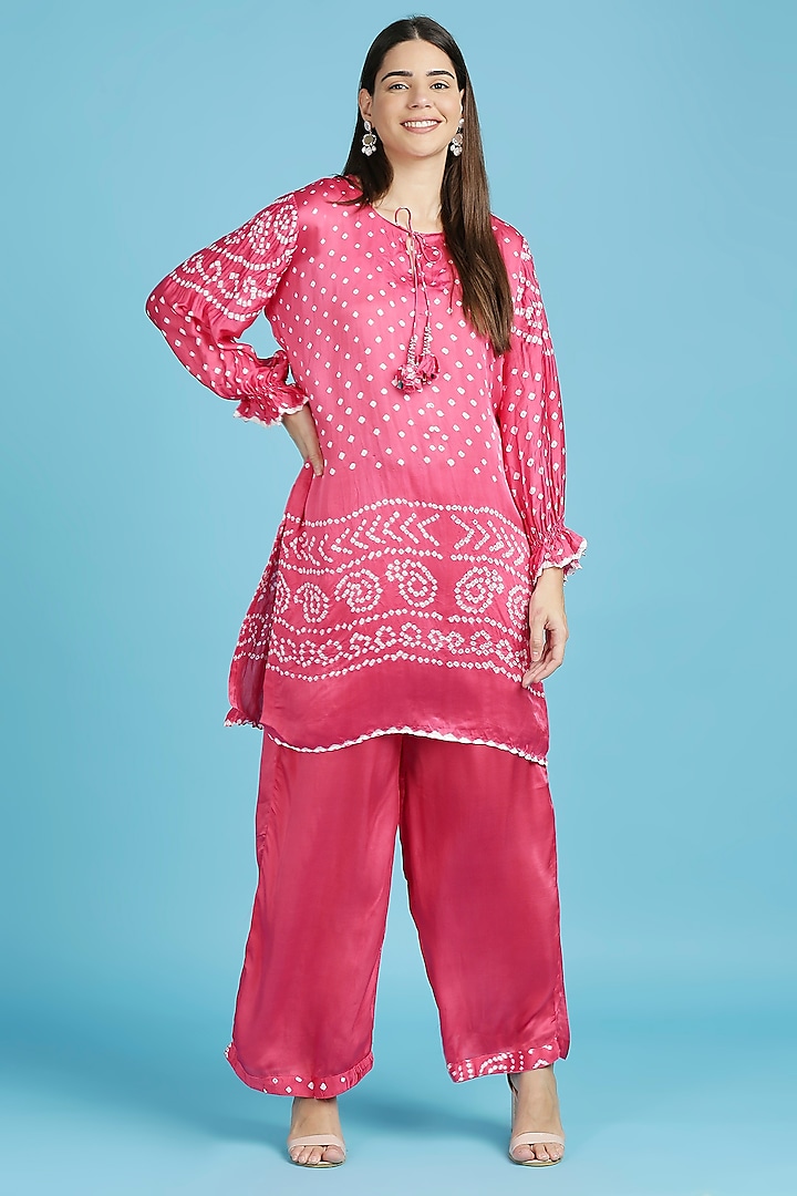 Pink Bandhani Kurta Set In Silk by ILAPTI