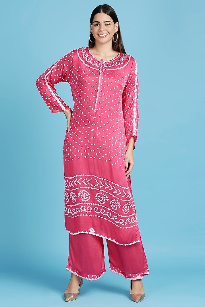 Pink Silk Bandhani Kurta set by ILAPTI at Pernia's Pop Up Shop