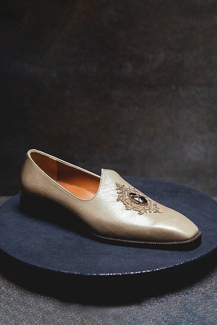 White Leather Juttis With Embroidery by Kavith at Pernia's Pop Up Shop