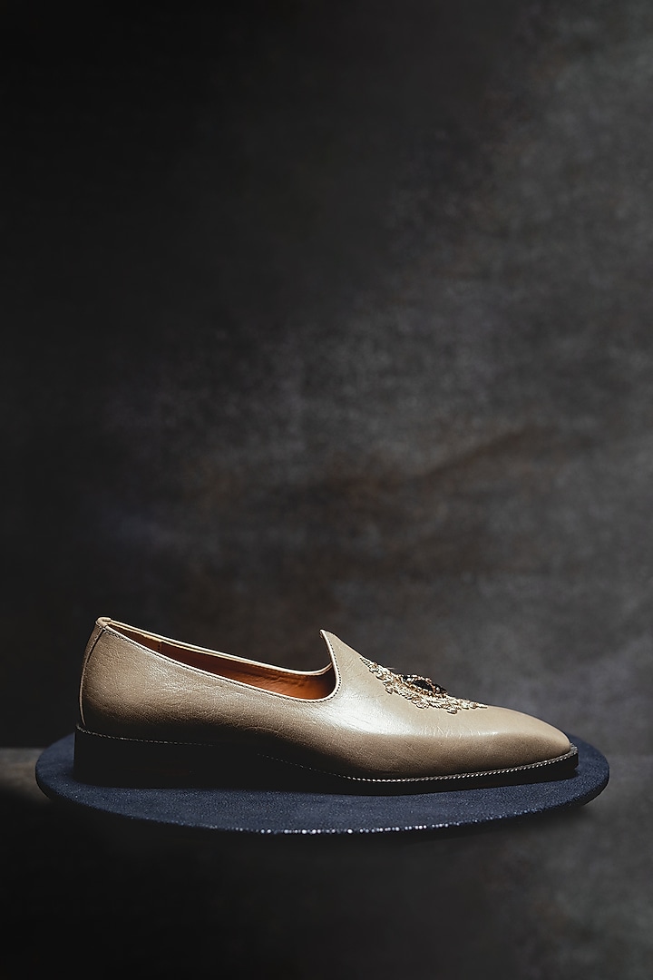 White Leather Juttis With Embroidery by Kavith at Pernia's Pop Up Shop
