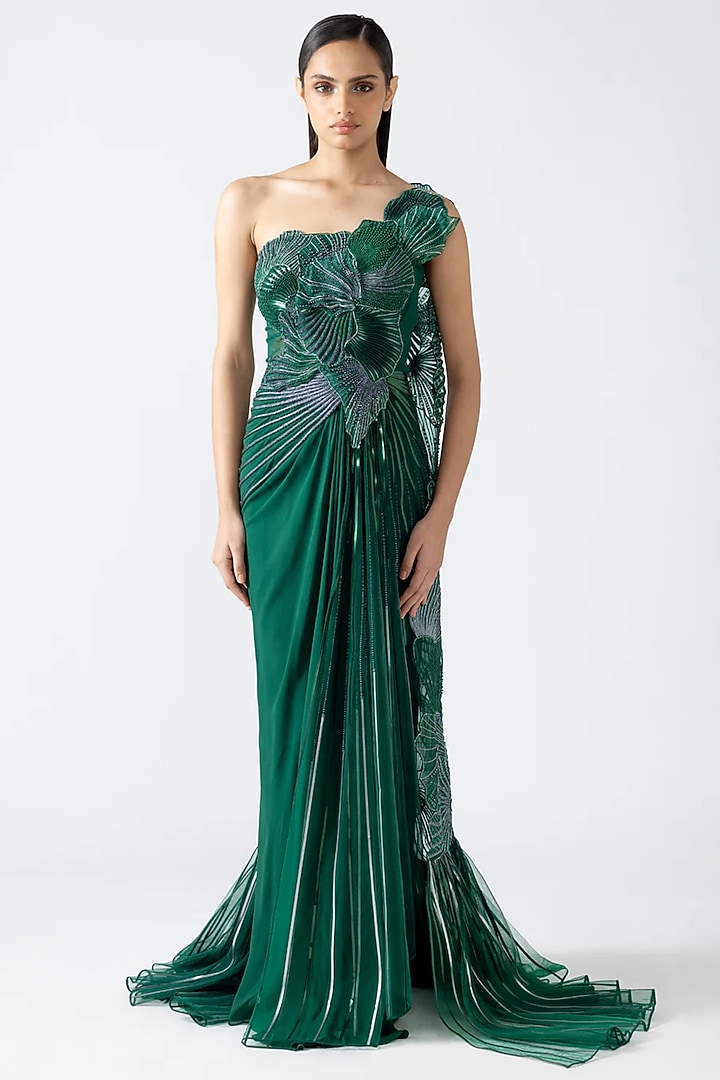 Emerald Green Georgette Embroidered Off-Shoulder Draped Bridal Saree Set by Amit Aggarwal at Pernia's Pop Up Shop