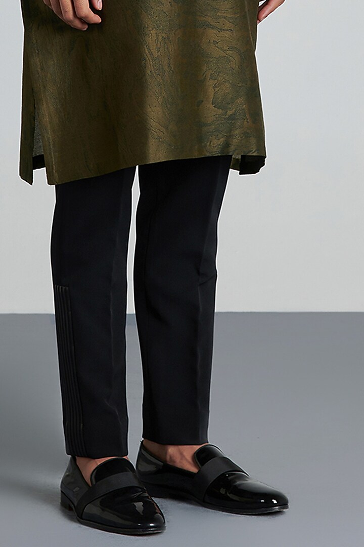 Olive Green Chanderi Hand Embroidered Kurta Set by Amit Aggarwal Men at Pernia's Pop Up Shop