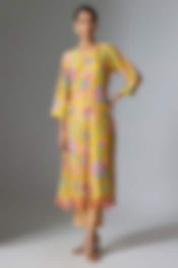 Yellow Silk Floral Printed Kurta Set by Archana Shah at Pernia's Pop Up Shop