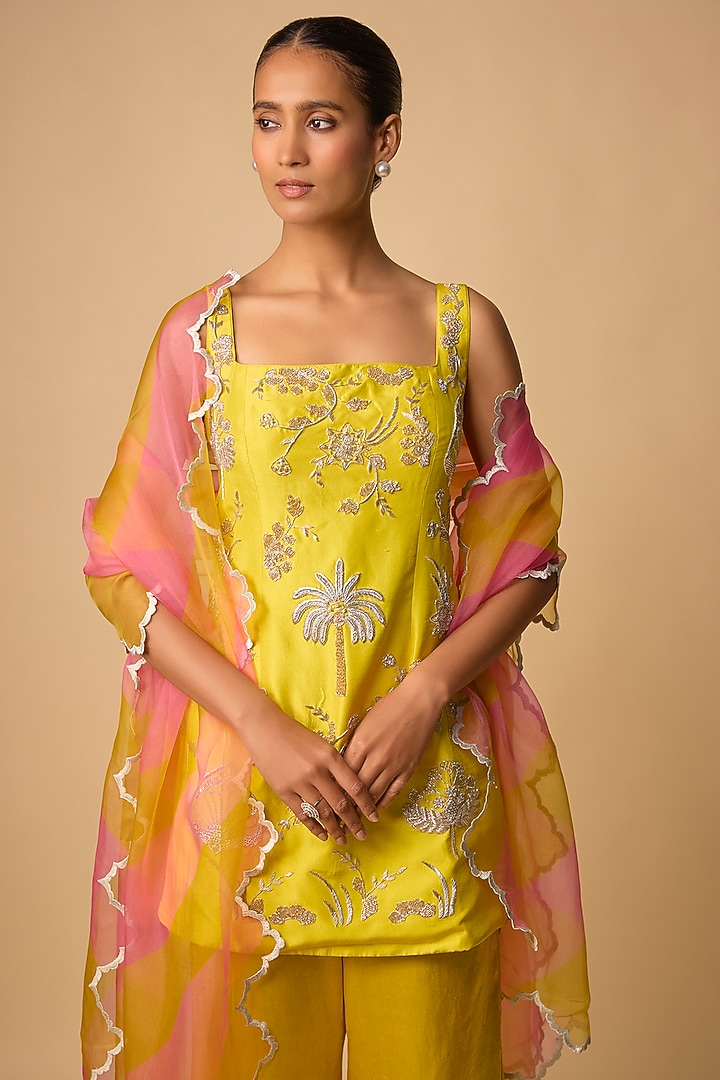 Yellow Silk Zari Embroidered Kurta Set by Archana Shah at Pernia's Pop Up Shop