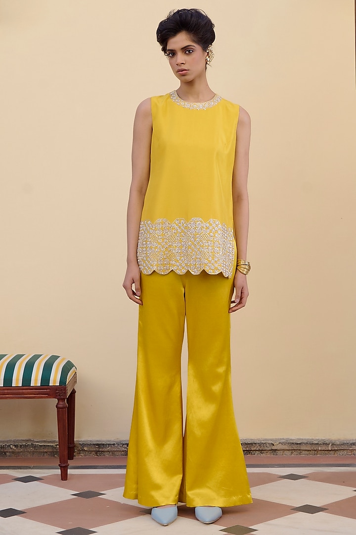 Yellow Silk Zari Embroidered Kurta Set by Archana Shah at Pernia's Pop Up Shop