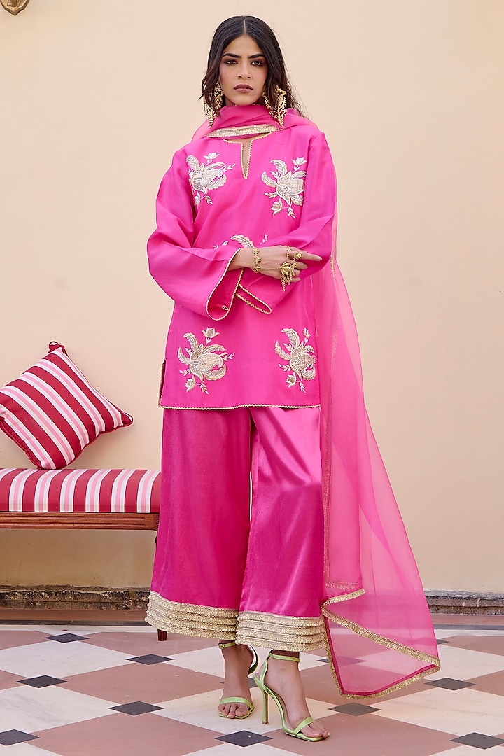 Pink Silk Zari Embroidered Short Kurta Set by Archana Shah at Pernia's Pop Up Shop