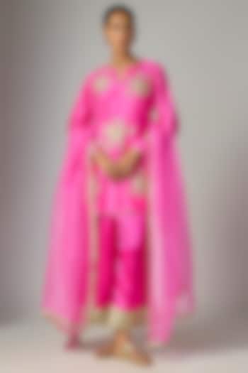 Pink Silk Embroidered Kurta Set by Archana Shah at Pernia's Pop Up Shop
