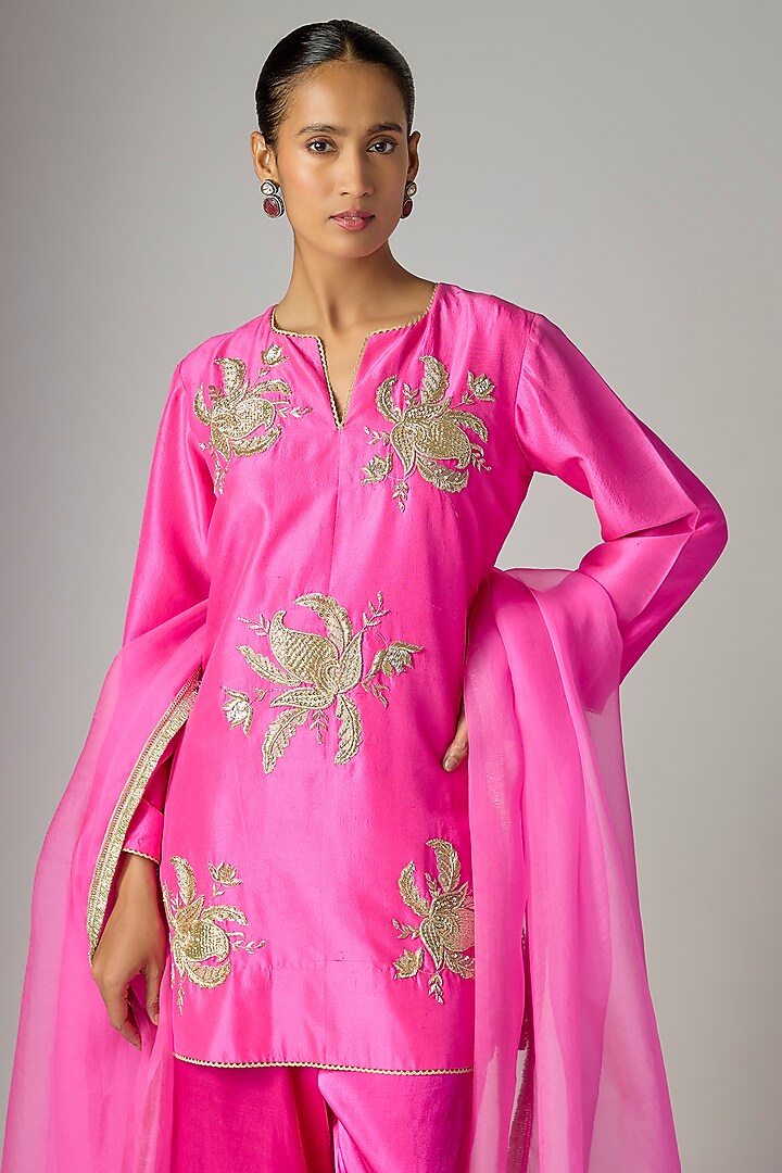 Pink Silk Embroidered Kurta Set by Archana Shah at Pernia's Pop Up Shop