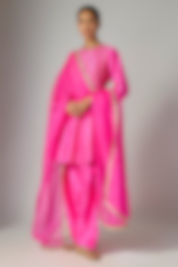 Pink Silk Embroidered Kurta Set by Archana Shah at Pernia's Pop Up Shop