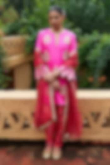 Dahlia Pink Habutai Silk Zardosi Embellished Kurta Set by Archana Shah at Pernia's Pop Up Shop
