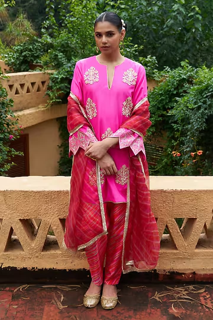 Dahlia Pink Habutai Silk Zardosi Embellished Kurta Set by Archana Shah at Pernia's Pop Up Shop