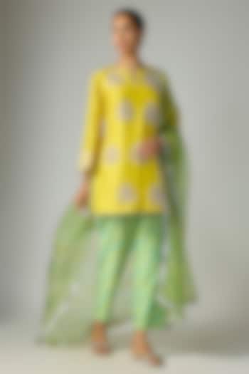 Yellow Silk Embroidered Kurta Set by Archana Shah at Pernia's Pop Up Shop