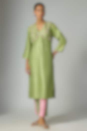 Green Silk Embroidered Kurta Set by Archana Shah at Pernia's Pop Up Shop