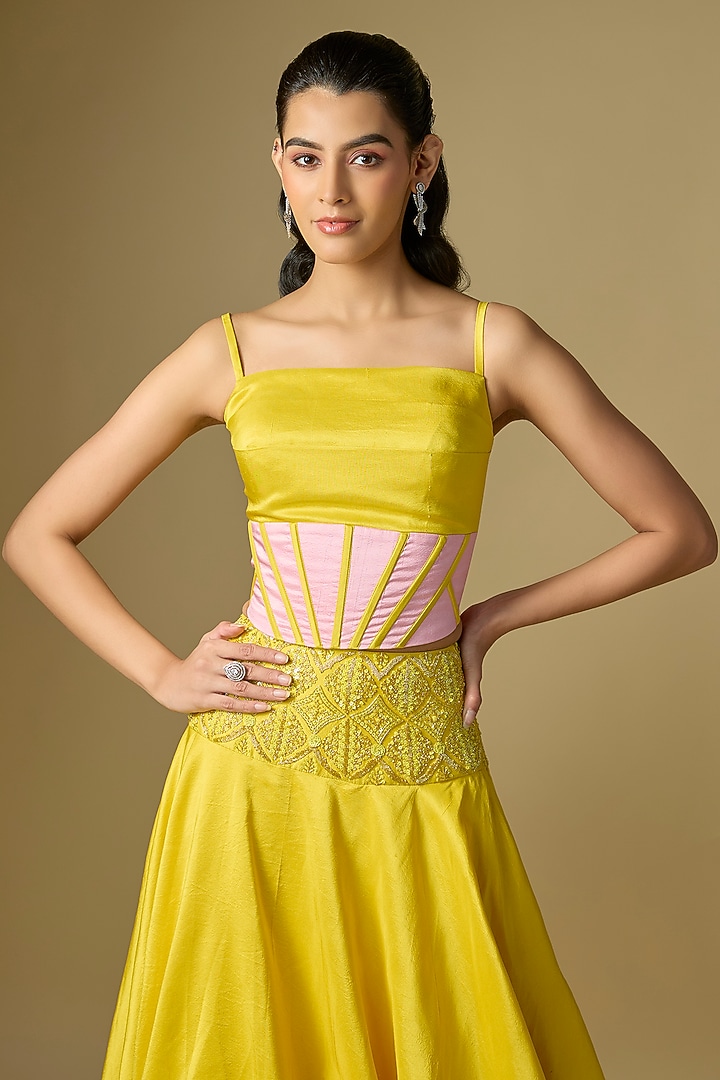 Yellow Silk Zari Embellished Skirt Set by Archana Shah at Pernia's Pop Up Shop
