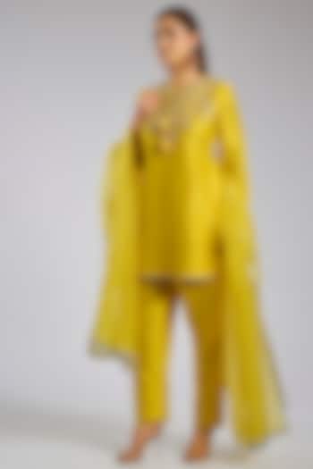 Yellow Silk Short Kurta Set by Archana Shah at Pernia's Pop Up Shop