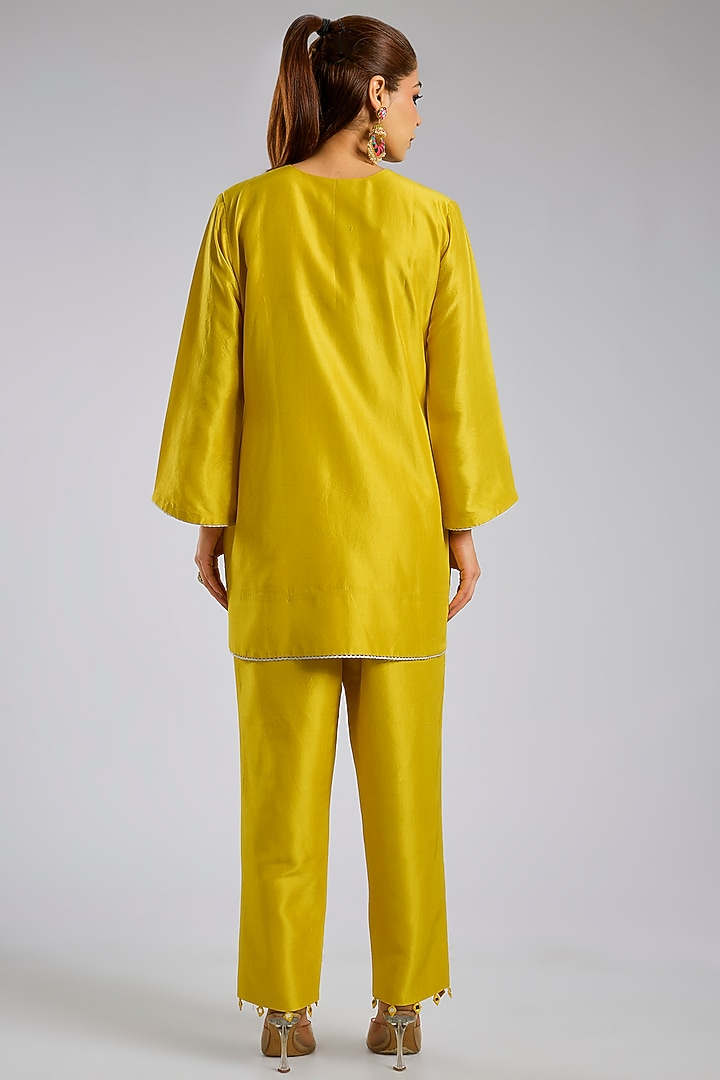 Yellow Silk Short Kurta Set by Archana Shah at Pernia's Pop Up Shop