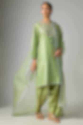 Green Silk Embroidered Short Kurta Set by Archana Shah at Pernia's Pop Up Shop