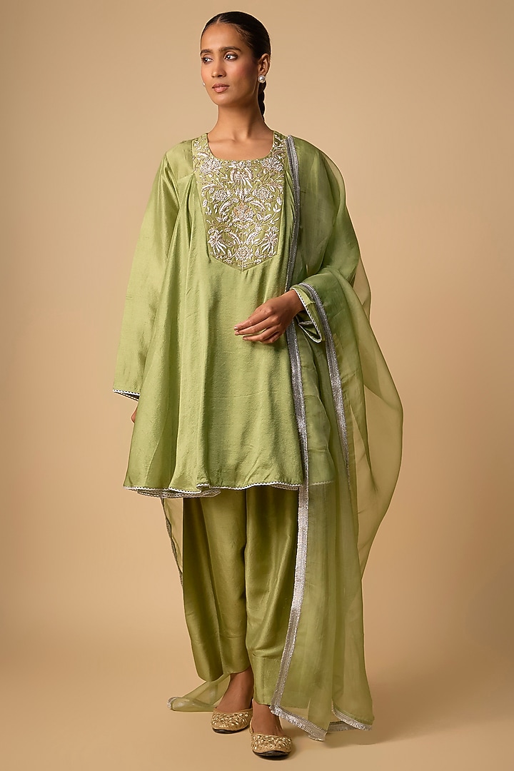 Green Silk Zari Embroidered Kurta Set by Archana Shah at Pernia's Pop Up Shop