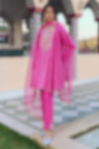 Pink Silk Zari Embroidered Kurta Set by Archana Shah at Pernia's Pop Up Shop