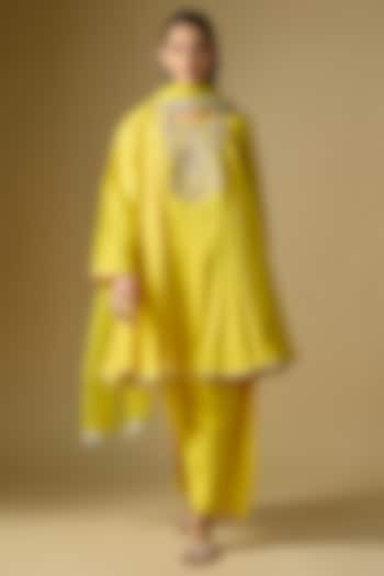 Yellow Silk Embellished Kurta Set by Archana Shah at Pernia's Pop Up Shop