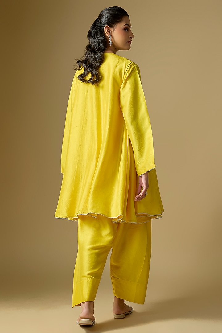 Yellow Silk Embellished Kurta Set by Archana Shah at Pernia's Pop Up Shop