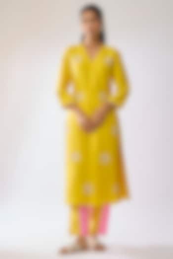 Yellow Silk Mirror Embroidered Kurta Set by Archana Shah at Pernia's Pop Up Shop
