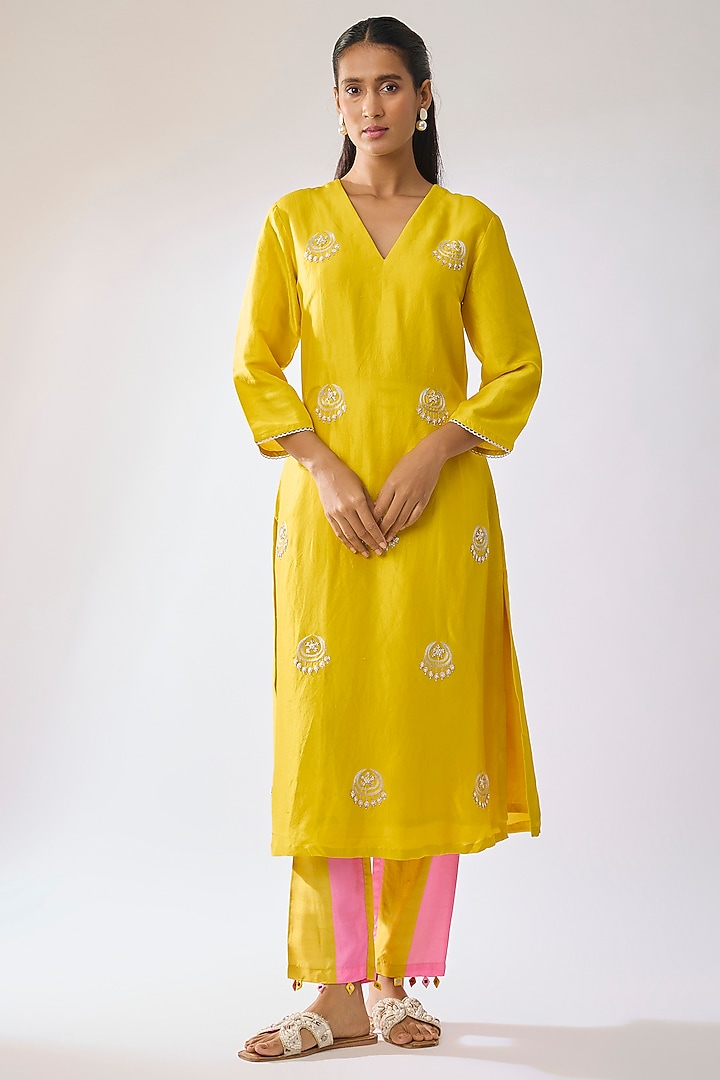 Yellow Silk Mirror Embroidered Kurta Set by Archana Shah at Pernia's Pop Up Shop