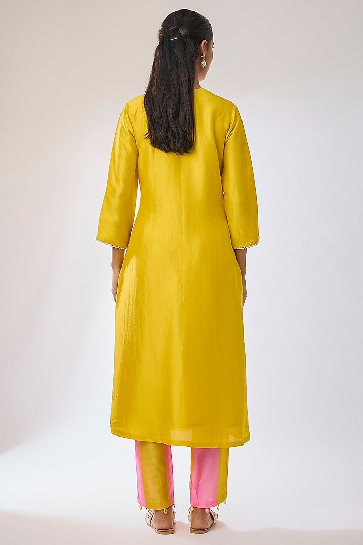 Yellow Silk Mirror Embroidered Kurta Set by Archana Shah at Pernia's Pop Up Shop