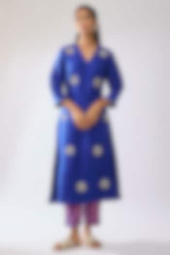 Blue Silk Mirror Embroidered Kurta Set by Archana Shah at Pernia's Pop Up Shop