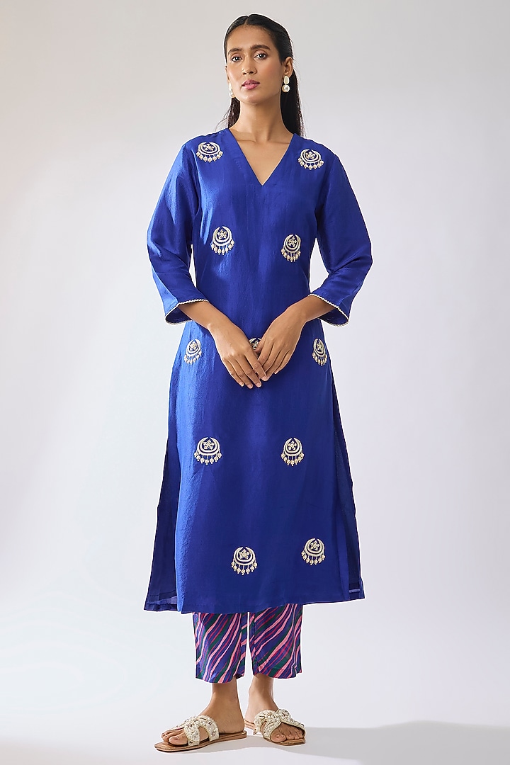 Blue Silk Mirror Embroidered Kurta Set by Archana Shah at Pernia's Pop Up Shop