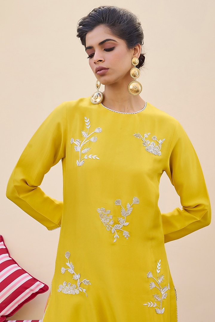 Yellow Silk Boota Embroidered Kurta Set by Archana Shah at Pernia's Pop Up Shop